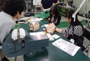 巣箱を作る子供たちの写真
