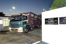 習志野事業所を出発する鉄道コンテナトレーラ