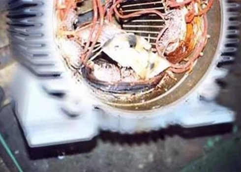 マイクロサージが原因でモータが焼損した様子